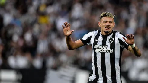 RJ – RIO DE JANEIRO – 30/07/2023 – BRASILEIRO A 2023, BOTAFOGO X CORITIBA – Tiquinho Soares jogador do Botafogo comemora seu gol durante partida contra o Coritiba no estadio Engenhao pelo campeonato Brasileiro A 2023. Foto: Thiago Ribeiro/AGIF
