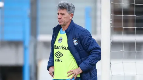 Renato chamou Bruno Uvini e Kannemann de lado para conversar sobre a possibilidade de mudança de esquema tático no Grêmio
