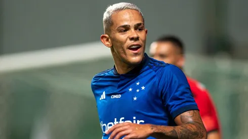 Foto: Alessandra Torres/AGIF – Wallisson, jogador do Cruzeiro, durante partida contra o Pouso Alegre no estadio Independencia pelo campeonato Mineiro 2023. 
