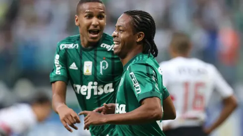 Deyverson (à esquerda) teve ótima passagem pelo Palmeiras e recebeu sondagem do Grêmio
