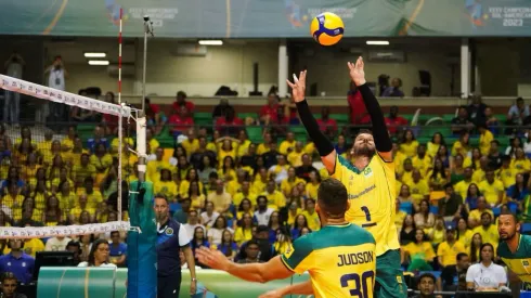 Bruninho e Judson na estreia do Brasil no Sul-Americano. Foto: CBV