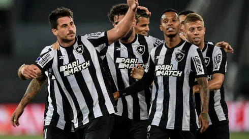 RJ – RIO DE JANEIRO – 23/08/2023 – COPA SUL-AMERICANA 2023, BOTAFOGO X DEFENSA Y JUSTICIA – Gabriel Pires jogador do Botafogo comemora seu gol com jogadores do seu time durante partida contra o Defensa y Justicia no estadio Engenhao pelo campeonato Copa Sul-Americana 2023. Foto: Thiago Ribeiro/AGIF
