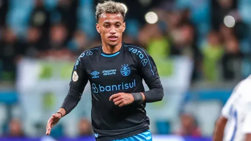 Foto: Lucas Uebel/Grêmio/Divulgação - Bitello: meia foi parar no banco de reservas do Grêmio