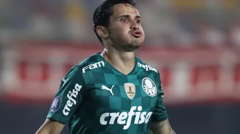 LIMA, PERU - APRIL 21: Raphael Veiga of Palmeiras celebrates after scoring the second goal of his team during a match between Universitario and Palmeiras as part of Group A of Copa CONMEBOL Libertadores 2021 at Estadio Monumental on April 21, 2021 in Lima, Peru. (Photo by Raul Sifuentes/Getty Images)