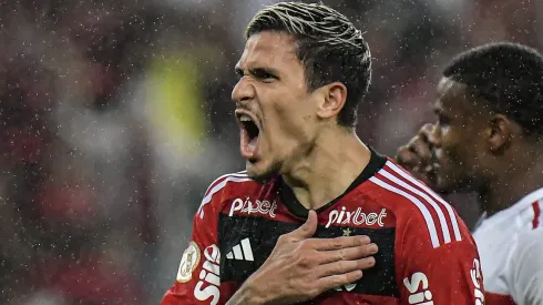 RJ – RIO DE JANEIRO – 13/08/2023 – BRASILEIRO A 2023, FLAMENGO X SAO PAULO -Pedro jogador do Flamengo comemora seu gol durante partida contra o Sao Paulo no estadio Maracana pelo campeonato Brasileiro A 2023. Foto: Thiago Ribeiro/AGIF
