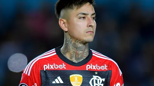 Pulgar teve o retrovisor de seu veículo quebrado por torcedores do Flamengo na entrada de festa de Gabigol
