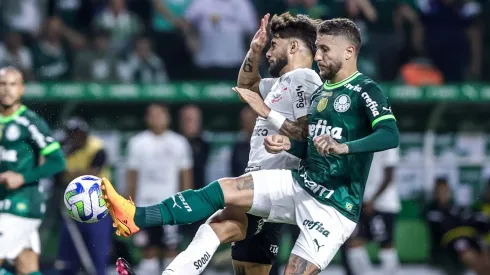 SP – SAO PAULO – 29/04/2023 – BRASILEIRO A 2023, PALMEIRAS X CORINTHIANS – Ze Rafael jogador do Palmeiras disputa lance com Yuri Alberto jogador do Corinthians durante partida no estadio Arena Allianz Parque pelo campeonato BRASILEIRO A 2023. Foto: Marcello Zambrana/AGIF
