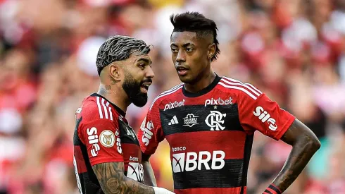 Foto: Thiago Ribeiro/AGIF – Gabigol e Bruno Henrique jogadores do Flamengo durante partida contra o America no estadio Maracana pelo campeonato Brasileiro A 2023. 
