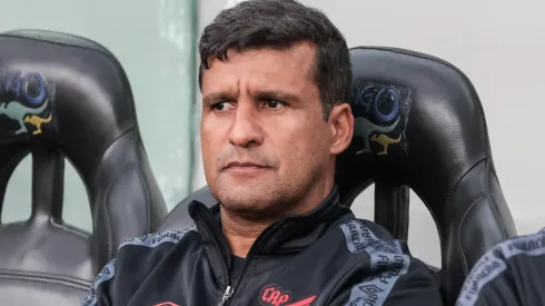 Foto: Robson Mafra/AGIF – Wesley Carvalho: técnico deve mexer no time titular do Athletico
