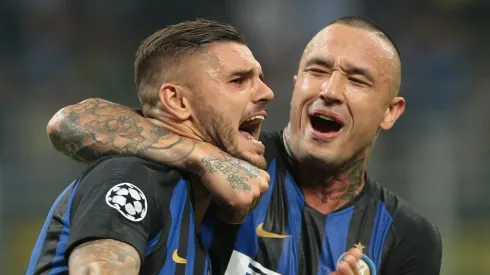 MILAN, ITALY – SEPTEMBER 18:  Mauro Emanuel Icardi (L) of FC Internazionale celebrates his goal with his team-mate Radja Nainggolan during the Group B match of the UEFA Champions League between FC Internazionale and Tottenham Hotspur at San Siro Stadium on September 18, 2018 in Milan, Italy.  (Photo by Emilio Andreoli/Getty Images)
