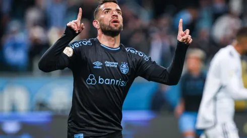 CRAQUE! Atitude inusitada de Pepê chama atenção e vira EXEMPLO no Grêmio- Foto: Maxi Franzoi/AGIF