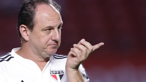 Rogério Ceni chegou em Salvador no fim de semana, mas não deixou o São Paulo 'de lado' em desembarque
