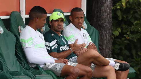 Foto: Cesar Greco/Palmeiras/by Canon – Abel conversa com Jhon Jhon (à direita) e Vanderlan em treino do Palmeiras
