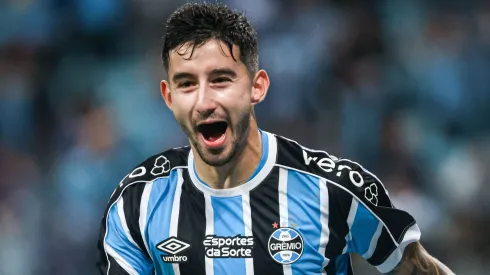 Foto: Maxi Franzoi/AGIF – Mathias Villasanti jogador do Gremio comemora seu gol durante partida contra o Bahia no estadio Arena do Gremio pelo campeonato Copa do Brasil 2023. 
