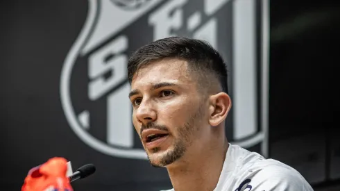 Reprodução/Santos Twitter. Maxi é apresentado ao Santos