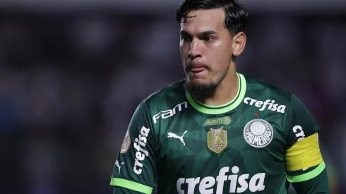 SP – SANTOS – 20/05/2023 – BRASILEIRO A 2023, SANTOS X PALMEIRAS – Gustavo Gomez jogador do Palmeiras durante partida contra o Santos no estadio Vila Belmiro pelo campeonato BRASILEIRO A 2023. Foto: Ettore Chiereguini/AGIF
