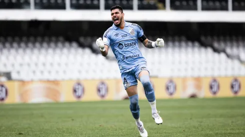 SP – SANTOS – 09/07/2023 – BRASILEIRO A 2023, SANTOS X GOIAS – Joao Paulo jogador do Santos comemora gol durante partida contra o Goias no estadio Vila Belmiro pelo campeonato Brasileiro A 2023. Foto: Abner Dourado/AGIF
