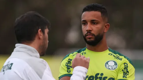 Lateral Jorge está fora dos planos de Abel no Palmeiras e se recupera de cirurgia no joelho