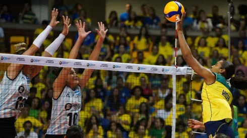 Kisy enfrenta bloqueio das argentinas no Sul-Americano. Foto: Mauricio Val/FVImagem/CBV
