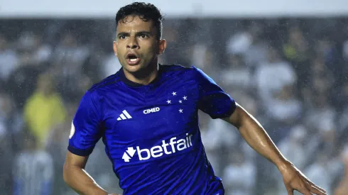 SP – SANTOS – 14/09/2023 – BRASILEIRO A 2023, SANTOS X CRUZEIRO – Bruno Rodrigues jogador do Cruzeiro comemora seu gol durante partida contra o Santos no estadio Vila Belmiro pelo campeonato Brasileiro A 2023. Foto: Marcello Zambrana/AGIF
