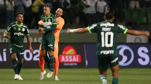 Weverton (de laranja) está próximo de se tornar piloto de avião privado