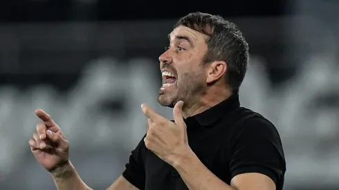 Foto: Thiago Ribeiro/AGIF – Eduardo Coudet tecnico do Internacional durante partida contra o Botafogo no estadio Engenhao pelo campeonato Brasileiro A 2023. 
