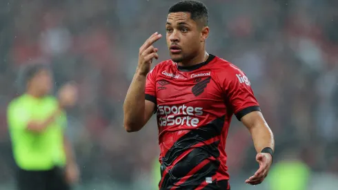 Barcelona quer usar tática de Vitor Roque para tirar titular do Corinthians<br />
- Foto: Heuler Andrey/Getty Images