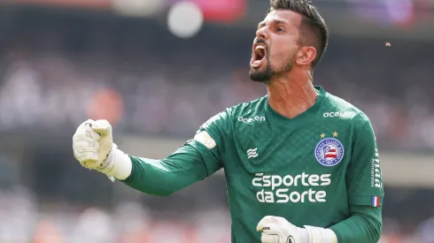 COMO CONSEGUIU? Marcos Felipe VOA para defesa ESPÍRITA e impede gol do Santos - Foto: Ricardo Moreira/Getty Images