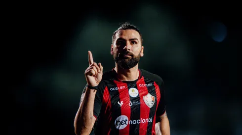 Foto: Jhony Pinho/AGIF- Léo Gamalho celebra a rápida recuperação do Vitória
