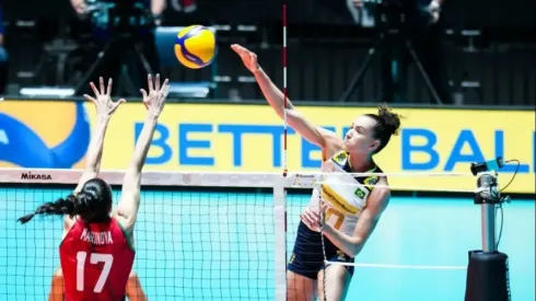 Capitã, Gabi atacando contra a Bulgária. Foto: FIVB