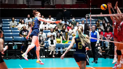 Julia Bergmann atacando contra as peruanas. Foto: FIVB
