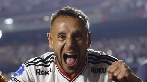 SAO PAULO, BRAZIL – SEPTEMBER 08: Rafinha of Sao Paulo celebrates advancing to the final following the win in the penalty shootout after a Copa CONMEBOL Sudamericana 2022 second-leg semifinal match between Sao Paulo and Atletico Goianiense at Morumbi Stadium on September 08, 2022 in Sao Paulo, Brazil. (Photo by Ricardo Moreira/Getty Images)
