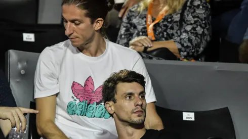 LEGENDA: RJ – Rio de Janeiro – 15/02/2022 – RIO OPEN 2022 – Rodrigo Caio e Filipe Luis assistem a partida entre tenista brasileiro Thiago Monteiro e o tenista argentino Sebastian Baez na quadra Central no Jockey Club Brasileiro, pelo Rio Open 2022 ATP 500, etapa do circuito mundial de Tenis. Foto: Thiago Ribeiro/AGIF
