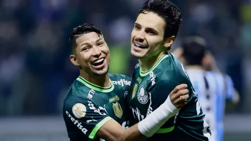 SP – SAO PAULO – 10/05/2023 – BRASILEIRO A 2023, PALMEIRAS X GREMIO – Raphael Veiga jogador do Palmeiras comemora seu gol com Rony jogador da sua equipe durante partida contra o Gremio no estadio Arena Allianz Parque pelo campeonato BRASILEIRO A 2023. Foto: Marcello Zambrana/AGIF
