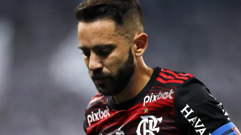 ÍDOLO TRISTE! Ele não gostou nada disso: Atitude da diretoria do Flamengo magoa Everton Ribeiro – Foto: Ricardo Moreira/Getty Images
