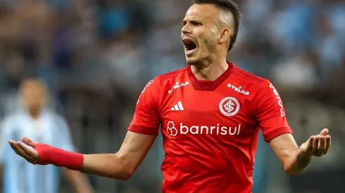 RS – Porto Alegre – 05/03/2023 – GAUCHO 2023, GREMIO X INTERNACIONAL – Rene jogador do Internacional reclama com a arbitragem durante partida contra o Gremio no estadio Arena do Gremio pelo campeonato Gaucho 2023. Foto: Pedro H. Tesch/AGIF
