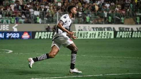 Jair comemora seu gol contra o América Mineiro (Foto: Leandro Amorim/CRVG)
