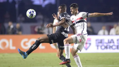 Foto: Alan Morici/AGIF – Torcida do Corinthians aponta lance polêmico em gol do São Paulo
