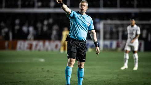 SP – Sao Paulo – 05/09/2022 – BRASILEIRO A 2022, SANTOS X GOIAS – O arbitro Anderson Daronco durante partida entre Santos e Goias no estadio Vila Belmiro pelo campeonato Brasileiro A 2022. Foto: Raul Baretta/AGIF
