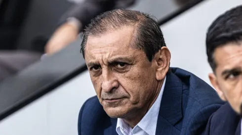 Foto: Abner Dourado/AGIF – Ramon Diaz tecnico do Vasco durante partida contra o Santos no estadio Vila Belmiro pelo campeonato Brasileiro A 2023. 
