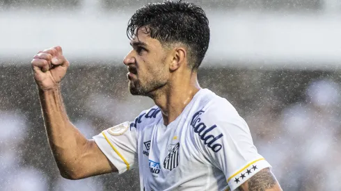 João Basso é um dos símbolos de garra do atual elenco do Santos na briga pela permanência na Série A