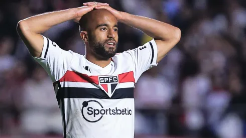 SP – SAO PAULO – 31/08/2023 – COPA SUL-AMERICANA 2023, SAO PAULO X LDU – Lucas Moura jogador do Sao Paulo lamenta durante partida contra o LDU no estadio Morumbi pelo campeonato Copa Sul-Americana 2023. Foto: Ettore Chiereguini/AGIF
