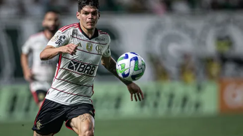 5ª OPÇÃO! Ayrton Lucas AZEDA com técnico<br />
- Foto: Isabela Azine/AGIF