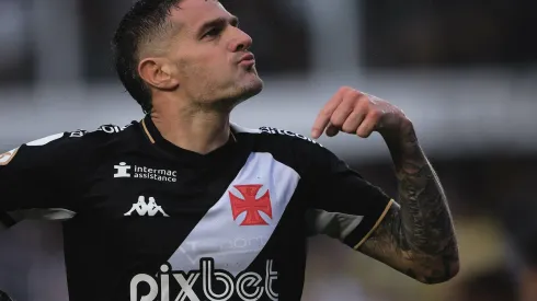 SP - SANTOS - 01/10/2023 - BRASILEIRO A 2023, SANTOS X VASCO - Vegetti jogador do Vasco comemora seu gol durante partida contra o Santos no estadio Vila Belmiro pelo campeonato Brasileiro A 2023. Foto: Ettore Chiereguini/AGIF