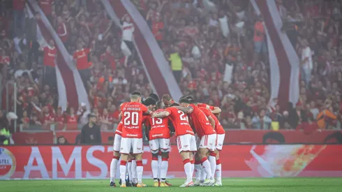 RS – PORTO ALEGRE – 04/10/2023 – LIBERTADORES 2023, INTERNACIONAL X FLUMINENSE – Jogadores do Internacional antes da partida contra Fluminense no estadio Beira-Rio pelo campeonato Libertadores 2023. Foto: Maxi Franzoi/AGIF
