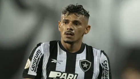 Foto: Jorge Rodrigues/AGIF – Tiquinho Soares jogador do Botafogo lamenta durante partida contra o Goias no estadio Engenhao pelo campeonato Brasileiro A 2023. 
