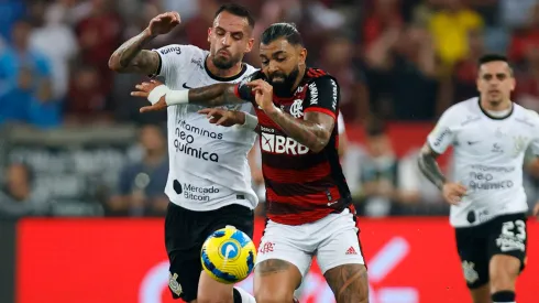 Renato Augusto (de branco) ganhou um 'NÃO' de Mano Menezes para permanecer em 2024 no Corinthians
