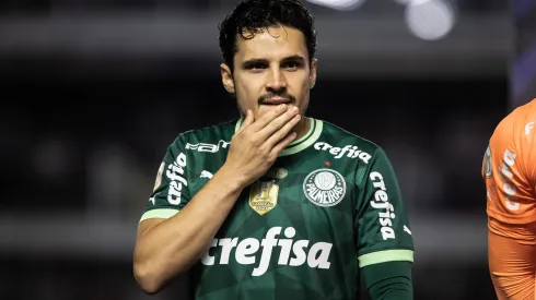 SP – SANTOS – 20/05/2023 – BRASILEIRO A 2023, SANTOS X PALMEIRAS – Raphael Veiga jogador do Palmeiras durante partida contra o Santos no estadio Vila Belmiro pelo campeonato BRASILEIRO A 2023. Foto: Abner Dourado/AGIF
