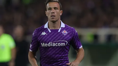 Arthur atualmente defende a Fiorentina, mas recebeu proposta do Fluminense