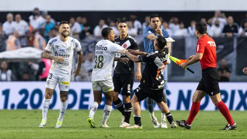 Discussão entre jogadores de Vasco e Santos na Vila Belmiro. Foto: Abner Dourado/AGIF
